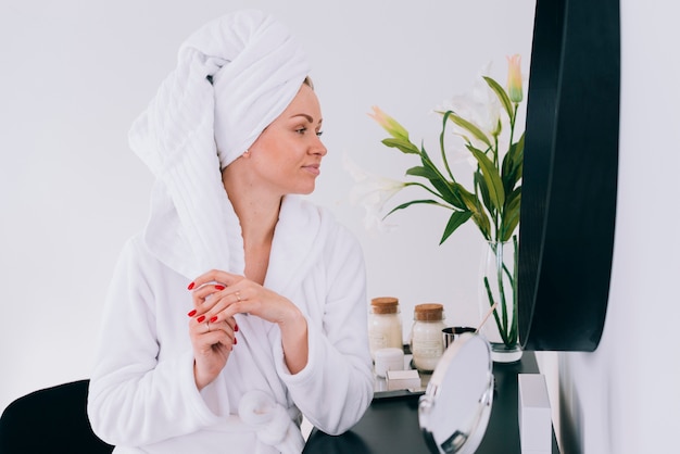 Blondemeisje die haar bezinning bekijken