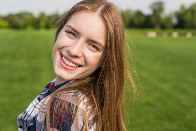 Blondemeisje die het cameraclose-up bekijken