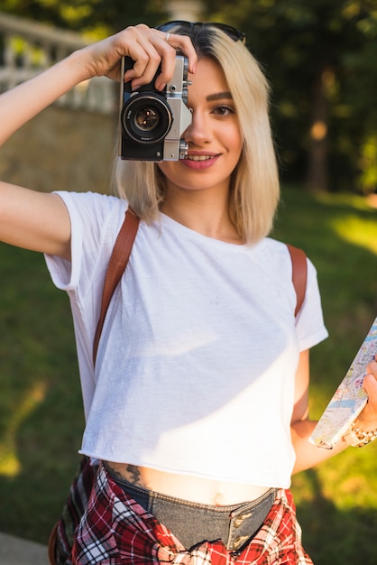 Blondetoerist met camera