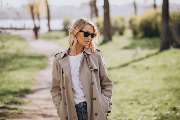 Blondevrouw in laag buiten in park