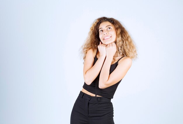 Blondie vrouw geeft mooie en verleidelijke poses.