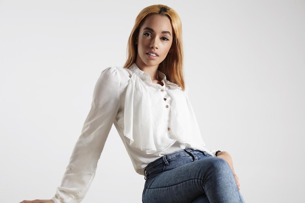 Gratis foto blondy zwarte vrouw draagt casual jeans en shirt