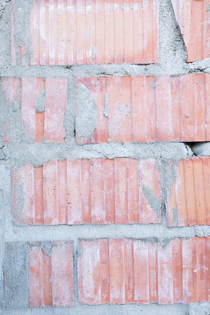 Blootgestelde bakstenen muur met beton