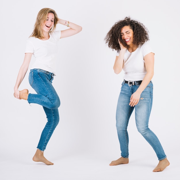 Blootsvoets vrouwen die samen dansen