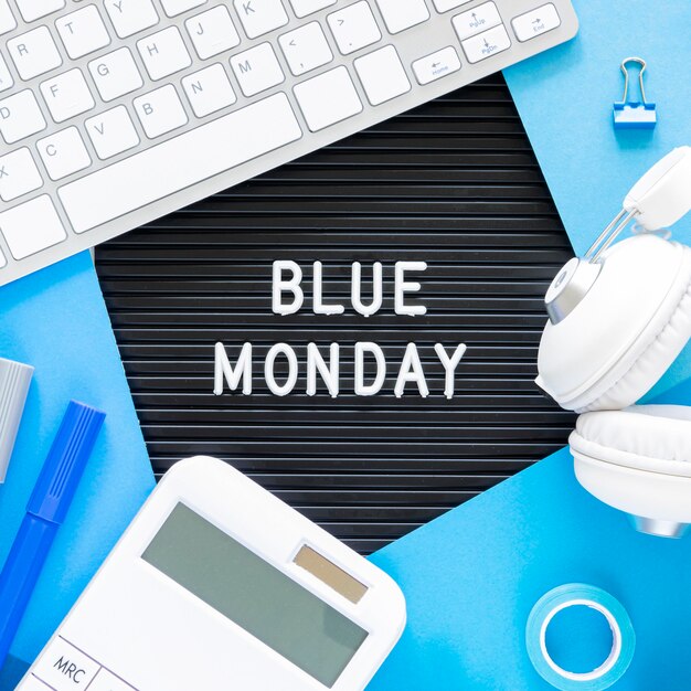 Blue maandag concept met toetsenbord