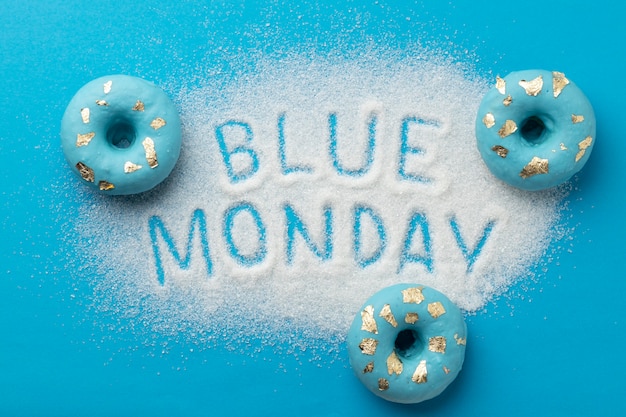 Gratis foto blue monday arrangement met donuts