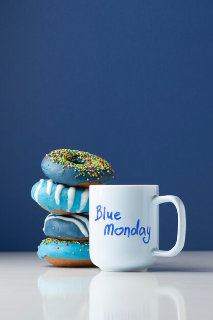 Gratis foto blue monday arrangement met donuts
