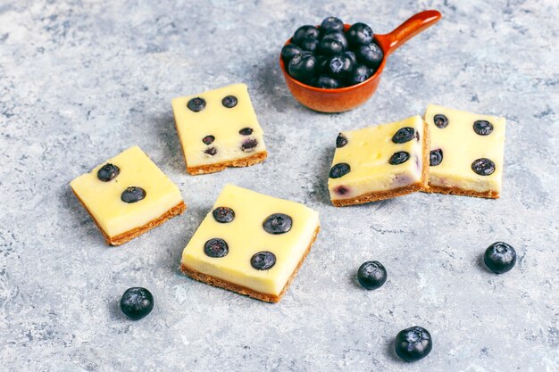 Blueberry cheesecake bars met honing en verse bessen.