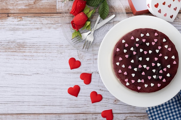 Blueberry cheesecake versierd met zoete hartjes op houten tafel