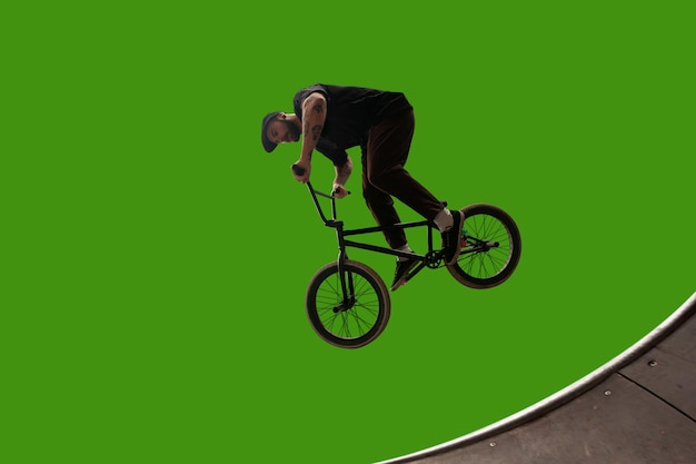 Gratis foto bmx-rijder voert trucs uit