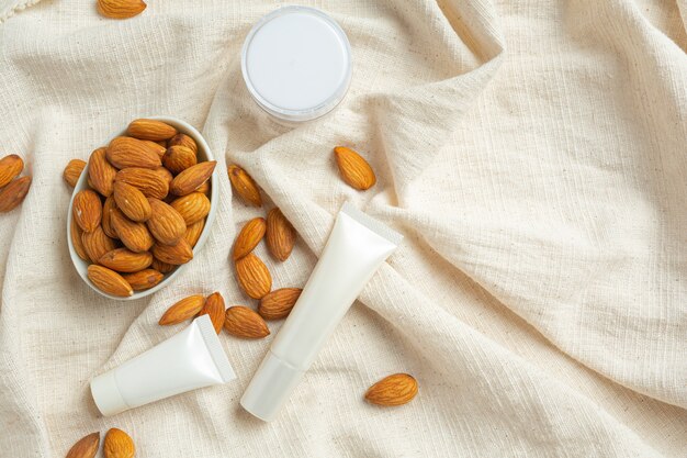 Body amandel moisturizer op witte achtergrond on