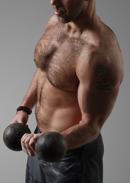 Bodybuilder poseren en spieren tonen