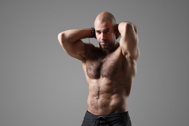 Bodybuilder poseren en spieren tonen