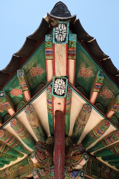 Gratis foto boeddhistisch de tempel oud traditioneel het dak van korea het schilderen patroon