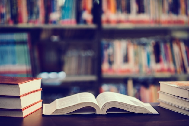 Boek in bibliotheek met open tekstboek