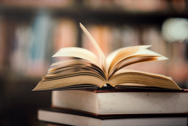 Boek in bibliotheek met open tekstboek