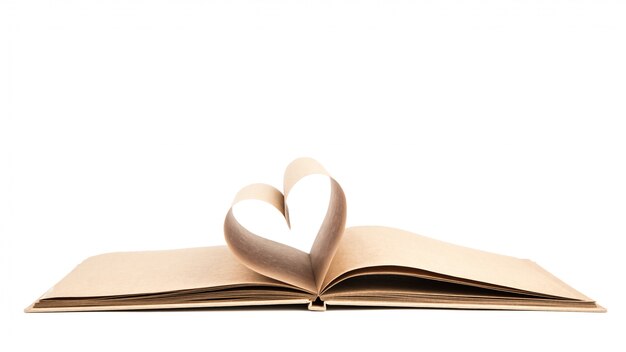 Boek met geopende pagina&#39;s van de vorm van hart geïsoleerd op witte backg