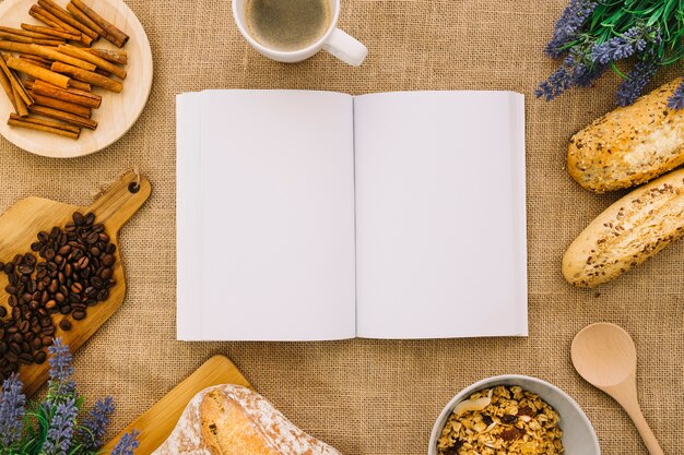 Boek mockup met koffie en brood