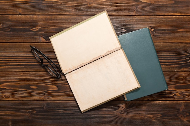 Boek op houten tafel. bovenaanzicht