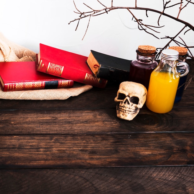 Boeken en drankjes op houten tafel