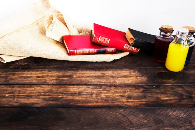 Boeken met linnenmateriaal en drankjes op bureau