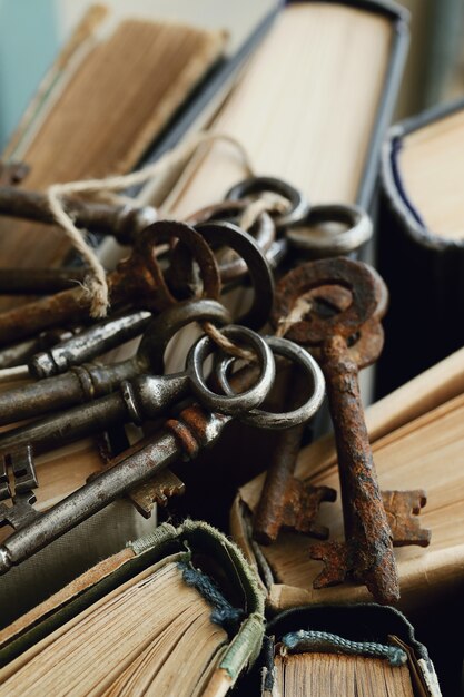 Boeken met oude roestige sleutels