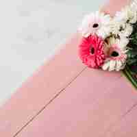 Gratis foto boeket bloemen op roze