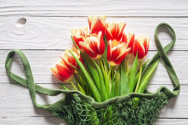 Boeket tulpen op een witte houten achtergrond bovenaanzicht close-up