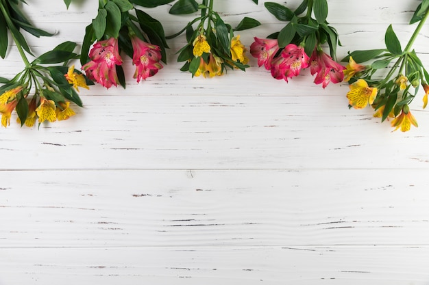Boeket van alstroemeriabloemen op witte houten geweven achtergrond