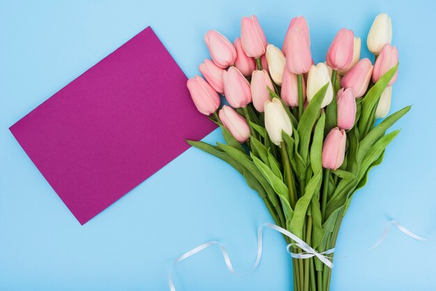 Boeket van tulpen met paarse kaart