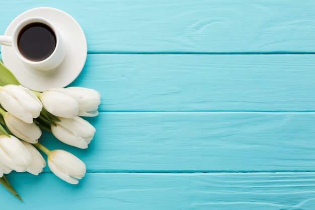 Boeket van tulpenbloemen met kopje koffie