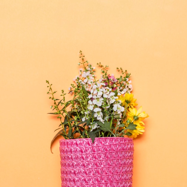 Boeket van wilde bloemen in roze zak