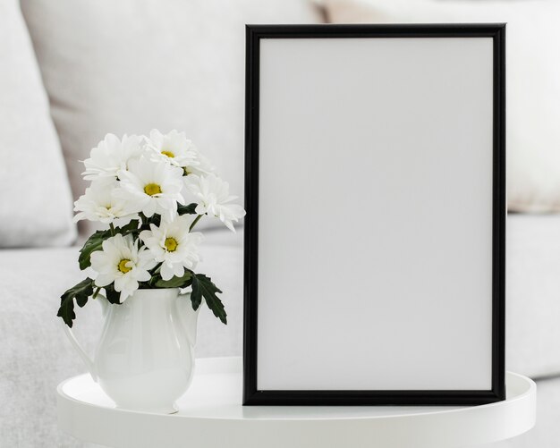 Boeket van witte bloemen in een vaas met leeg frame