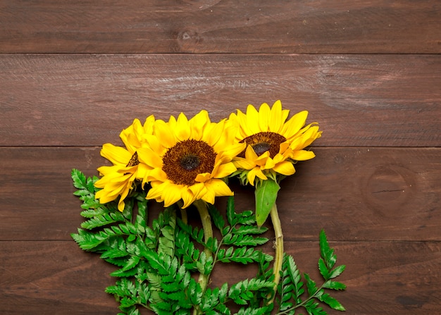 Boeket van zonnebloemen en varenbladeren