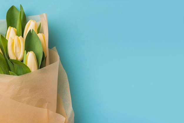 Gratis foto boeket verpakt in papier