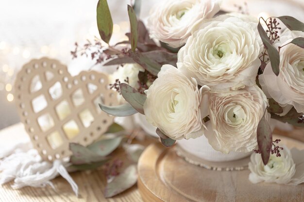 Boeket witte boterbloem bloemen op een onscherpe achtergrond met een hart