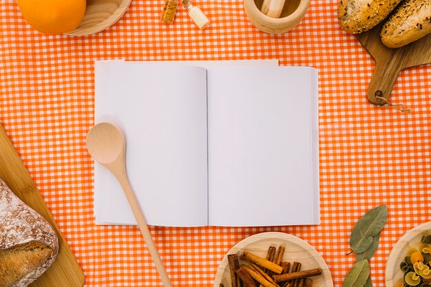 Boekmockup met houten lepel en brood