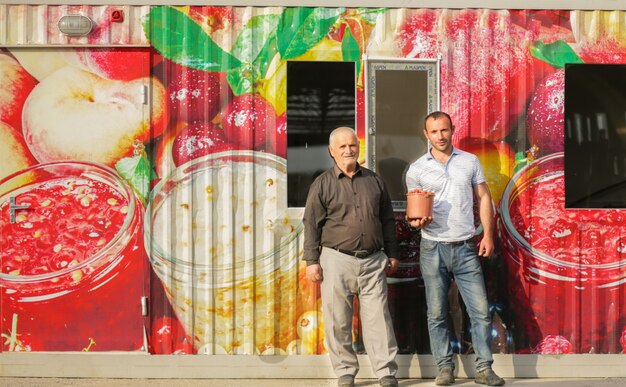 Boeren die een sapbedrijf bezitten en fruitproducten produceren