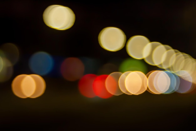 Boke-straten wazig beeld van het licht van straatlantaarns en koplampen van auto's 's nachts in de stad