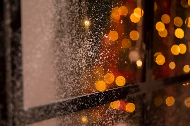 Bokeh-effect op venster met sneeuw