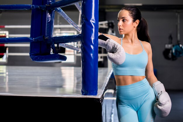 Boksermeisje het stellen bij de gymnastiek