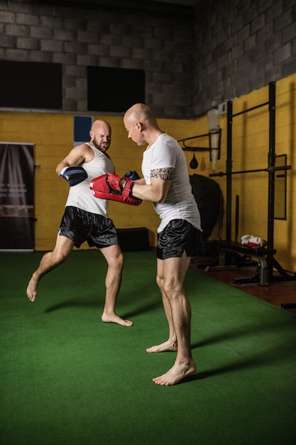 Boksers oefenen boksen in de fitness-studio