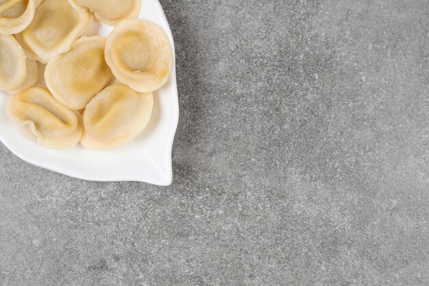 Bollen gevuld met vlees op een witte plaat