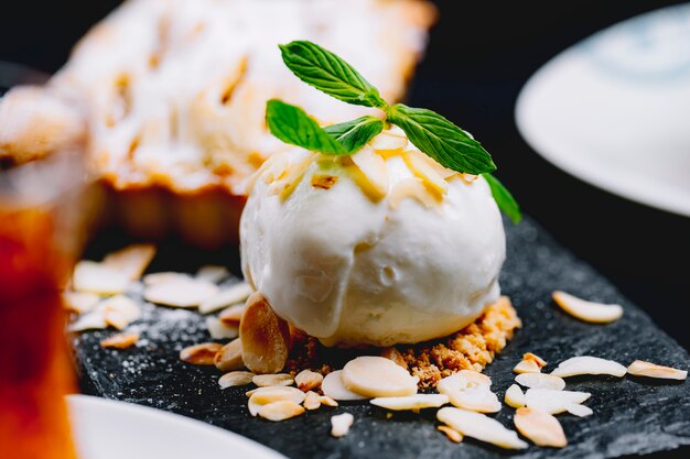 Bolletje vanille-ijs pinda's koekjes mint zijaanzicht