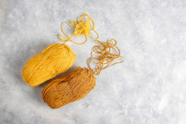 Bolletjes garen in verschillende kleuren met breinaalden.