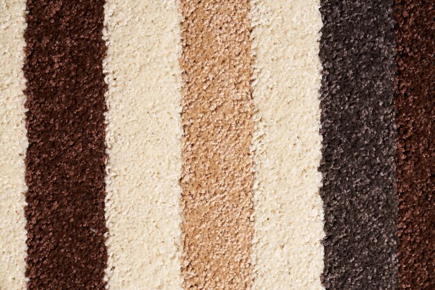 Bonte gestreepte tapijtachtergrond met de textuur van de dikke stapelwol