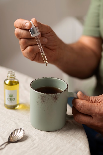 Gratis foto boomers gebruiken cbd olie en crème voor de behandeling van lichamelijke pijn