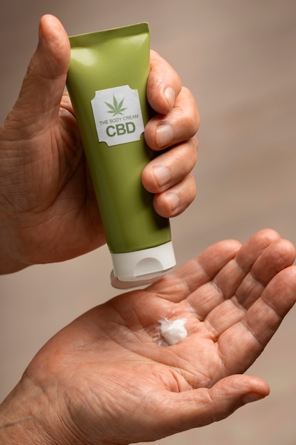 Gratis foto boomers gebruiken cbd olie en crème voor de behandeling van lichamelijke pijn