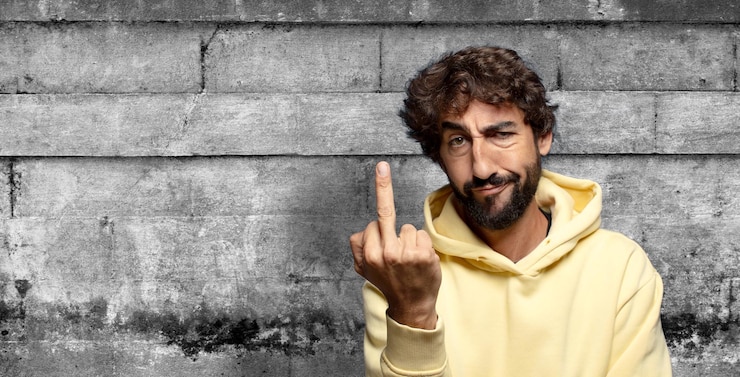 Gratis Foto boos, geïrriteerd, opstandig en agressief, de middelvinger omdraaien, terugvechten.