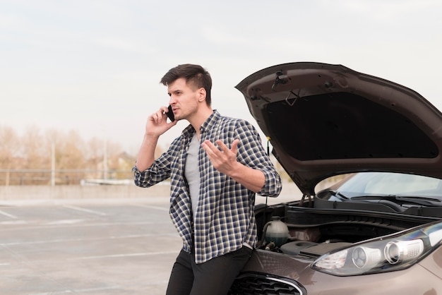 Boos man praten over de telefoon